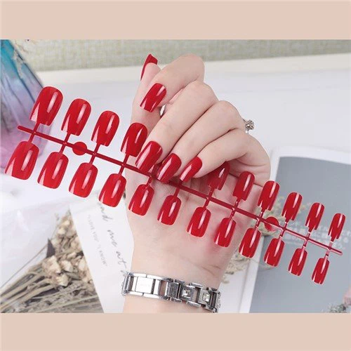 ناخن های مربعی خالص متوسط